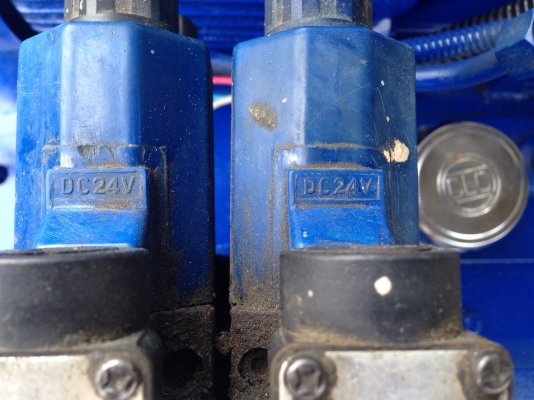 ขายปั้มน้ำมันไฮโดรลิคขนาด 2HP. 380V พร้อมวาล์วคอนโทรล 24VDC 2 ชุด อุปกรณ์ครบ พร้อมใช้งาน ขายปั้มน้ำมันไฮโดรลิคขนาด 2HP. 380V พร้อมวาล์วคอนโทรล 24VDC 2 ชุด อุปกรณ์ครบ พร้อมใช้งาน