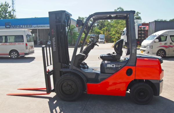 จำหน่ายรถ Forklift ดีเซล Toyota 8FD30 (นำเข้า) สภาพ 95\% ขนาด 3 ตัน เสาเข้าตู้ 4.3 เมตร + Side Shift  งายาว 1.2 เมตร (ทำสีใหม่)
