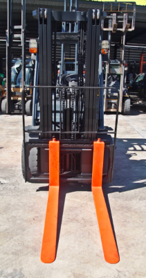 จำหน่ายรถ Forklift ดีเซล Toyota 8FD30 (นำเข้า) สภาพ 95\% ขนาด 3 ตัน เสาเข้าตู้ 4.3 เมตร + Side Shift  งายาว 1.2 เมตร (ทำสีใหม่)