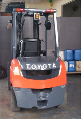 จำหน่ายรถ Forklift ดีเซล Toyota 8FD30 (นำเข้า) สภาพ 95\% ขนาด 3 ตัน เสาเข้าตู้ 4.3 เมตร + Side Shift  งายาว 1.2 เมตร (ทำสีใหม่)