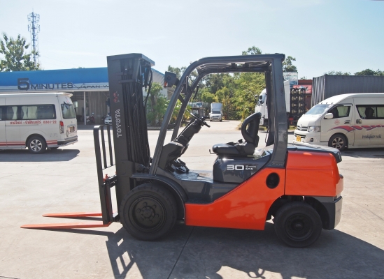 จำหน่ายรถ Forklift ดีเซล Toyota 8FD30 (นำเข้า) สภาพ 95\% ขนาด 3 ตัน เสาเข้าตู้ 4.3 เมตร + Side Shift  งายาว 1.2 เมตร (ทำสีใหม่)