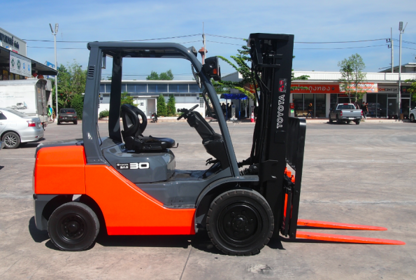 จำหน่ายรถ Forklift ดีเซล Toyota 8FD30 (นำเข้า) สภาพ 95\% ขนาด 3 ตัน เสาเข้าตู้ 4.3 เมตร + Side Shift  งายาว 1.2 เมตร (ทำสีใหม่)