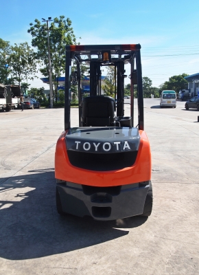จำหน่ายรถ Forklift ดีเซล Toyota 8FD30 (นำเข้า) สภาพ 95\% ขนาด 3 ตัน เสาเข้าตู้ 4.3 เมตร + Side Shift  งายาว 1.2 เมตร (ทำสีใหม่)