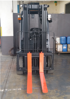 จำหน่ายรถ Forklift ดีเซล Toyota 8FD30 (นำเข้า) สภาพ 95\% ขนาด 3 ตัน เสาเข้าตู้ 4.3 เมตร + Side Shift  งายาว 1.2 เมตร (ทำสีใหม่)