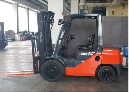 จำหน่ายรถ Forklift ดีเซล Toyota 8FD30 (นำเข้า) สภาพ 95\% ขนาด 3 ตัน เสาเข้าตู้ 4.3 เมตร + Side Shift  งายาว 1.2 เมตร (ทำสีใหม่)