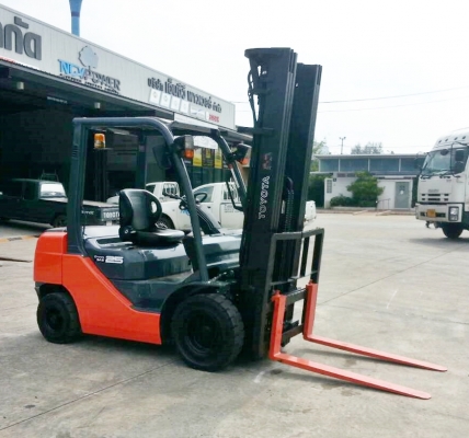 จำหน่ายรถ Forklift Toyota 2.5 ตัน ดีเซล 8FD25 (นำเข้า) เสา 3 ท่อน 6 เมตร + Side Shift (ทำสีแล้ว)