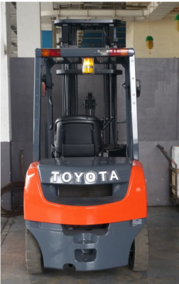 จำหน่ายรถ Forklift Toyota 2.5 ตัน ดีเซล 8FD25 (นำเข้า) เสา 3 ท่อน 6 เมตร + Side Shift (ทำสีแล้ว)