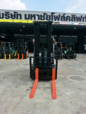 จำหน่ายรถ Forklift Toyota 2.5 ตัน ดีเซล 8FD25 (นำเข้า) เสา 3 ท่อน 6 เมตร + Side Shift (ทำสีแล้ว)