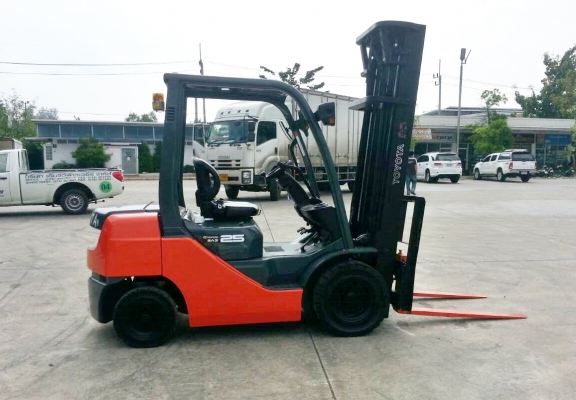 จำหน่ายรถ Forklift Toyota 2.5 ตัน ดีเซล 8FD25 (นำเข้า) เสา 3 ท่อน 6 เมตร + Side Shift (ทำสีแล้ว)