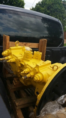 ขายด่วน ปั้มทายเครื่อง KOMATSU PC200-6 ของใหม่ยังไม่ได้ใช้งาน