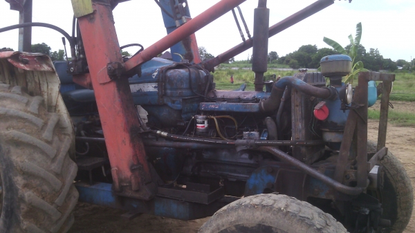 ขายรถไถFORD  ติดคีบอ้อย  รถรุ่น5000  77   ไม่มีทะเบียน0810076640