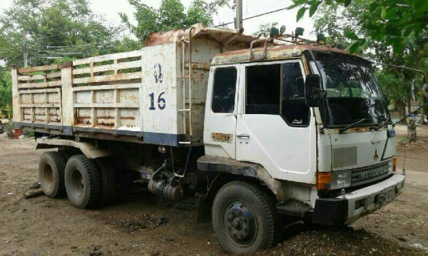 ขายรถบรรทุก 10 ล้อดัมพ์ MITSUBISHI FN527TF 220 แรงม้า มี 2 คันราคาคันละ 700000