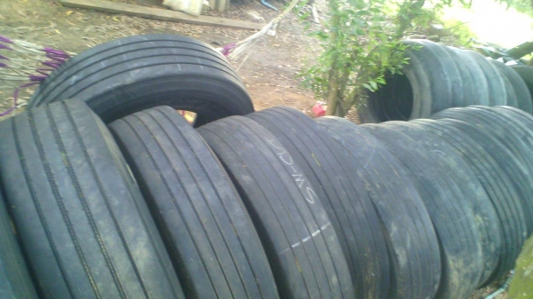 ขายยางเรเดียลรถ 10 ล้อยี่ห้อ บริสโตนกับมิชลิน ใช้ได้ 6 เดือนขนาดยาง 1100  80 R225 มี 98 เส้นราคาเส้นละ 1500