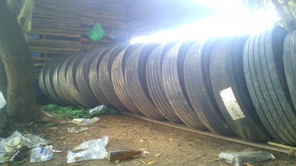 ขายยางเรเดียลรถ 10 ล้อยี่ห้อ บริสโตนกับมิชลิน ใช้ได้ 6 เดือนขนาดยาง 1100  80 R225 มี 98 เส้นราคาเส้นละ 1500