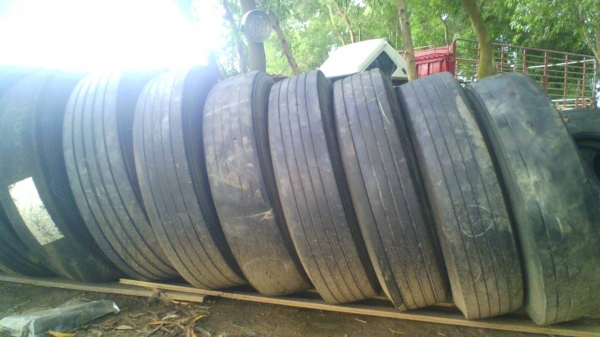 ขายยางเรเดียลรถ 10 ล้อยี่ห้อ บริสโตนกับมิชลิน ใช้ได้ 6 เดือนขนาดยาง 1100  80 R225 มี 98 เส้นราคาเส้นละ 1500