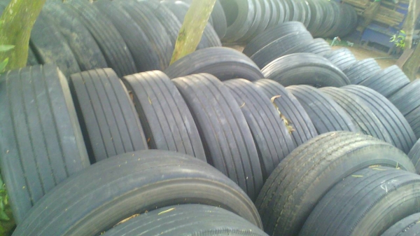 ขายยางเรเดียลรถ 10 ล้อยี่ห้อ บริสโตนกับมิชลิน ใช้ได้ 6 เดือนขนาดยาง 1100  80 R225 มี 98 เส้นราคาเส้นละ 1500