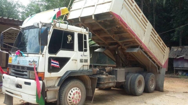 รถมิตซู 10 ล้อดั้ม FN527 - TF  220 แรงม้า.  ( ตัวแท้. )     สนใจติดต่อ  081 - 6079515