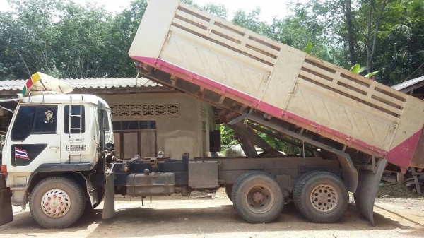 รถมิตซู 10 ล้อดั้ม FN527 - TF  220 แรงม้า.  ( ตัวแท้. )     สนใจติดต่อ  081 - 6079515