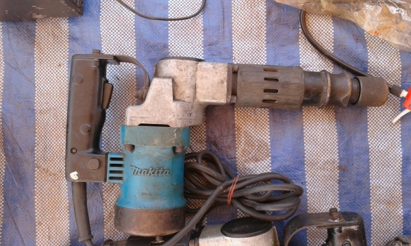 ตัวสกัดคอนกรีตมากีตาแถมดอก