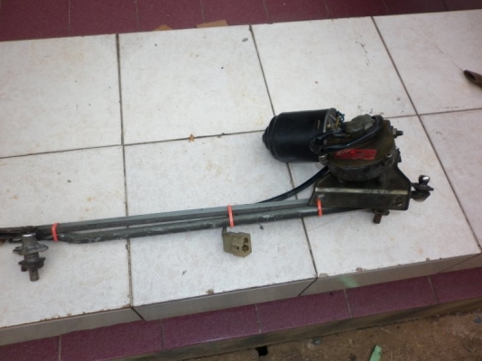 ต้องการขาย ชุดมอเตอร์ปัดน้ำฝนsuzuki caribian