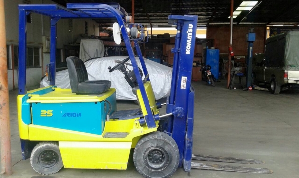 รถยกไฟฟ้า KOMATSU FB25EX5 น้ำหนักยก 2.5 ตัน เสาสูง 3 เมตรเข้าตู้