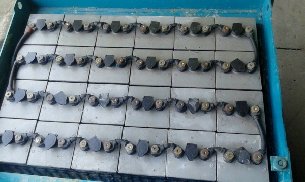 รถยกไฟฟ้า KOMATSU FB25EX5 น้ำหนักยก 2.5 ตัน เสาสูง 3 เมตรเข้าตู้