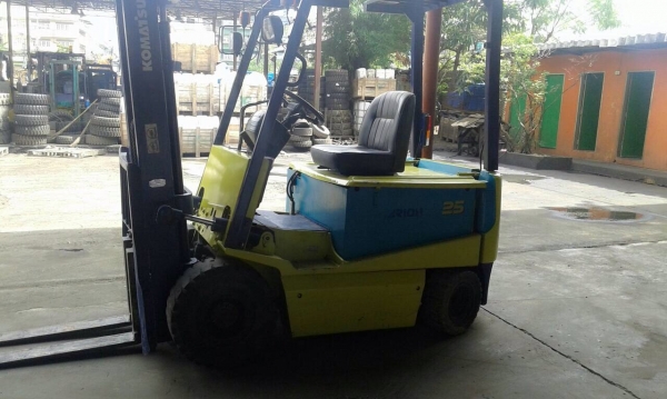 รถยกไฟฟ้า KOMATSU FB25EX5 น้ำหนักยก 2.5 ตัน เสาสูง 3 เมตรเข้าตู้