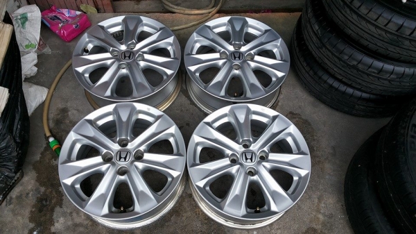 แม็ก jazz hybrid ขอบ15 สวยๆ เลย