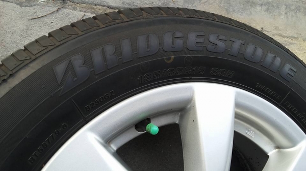 แม็ก Nissan Amela ขอบ15 ยางบริสโตน 185 65 15 ปี13 แม็ก Nissan Amela ขอบ15 ยางบริสโตน 185 65 15 ปี13