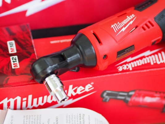 บล็อกก๊อกแก๊กไฟฟ้าไร้สาย Milwaukee M12 2415-70 หัวขนาด 3/8" พร้อมแท่นชาร์จและแบ็ต