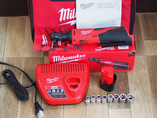 บล็อกก๊อกแก๊กไฟฟ้าไร้สาย Milwaukee M12 2415-70 หัวขนาด 3/8" พร้อมแท่นชาร์จและแบ็ต