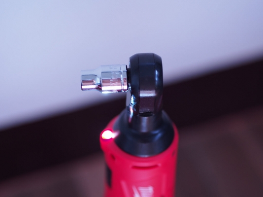 บล็อกก๊อกแก๊กไฟฟ้าไร้สาย Milwaukee M12 2415-70 หัวขนาด 3/8" พร้อมแท่นชาร์จและแบ็ต