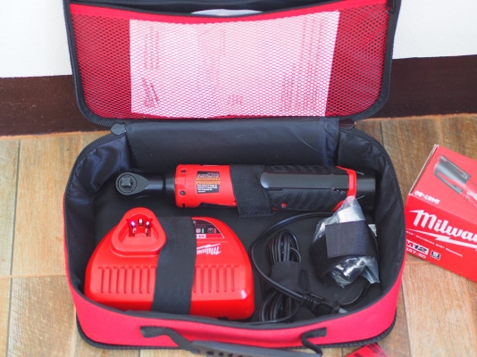 บล็อกก๊อกแก๊กไฟฟ้าไร้สาย Milwaukee M12 2415-70 หัวขนาด 3/8" พร้อมแท่นชาร์จและแบ็ต