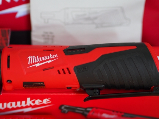 บล็อกก๊อกแก๊กไฟฟ้าไร้สาย Milwaukee M12 2415-70 หัวขนาด 3/8" พร้อมแท่นชาร์จและแบ็ต