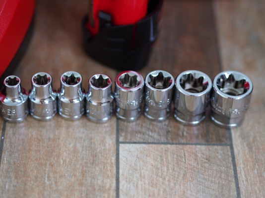 บล็อกก๊อกแก๊กไฟฟ้าไร้สาย Milwaukee M12 2415-70 หัวขนาด 3/8" พร้อมแท่นชาร์จและแบ็ต