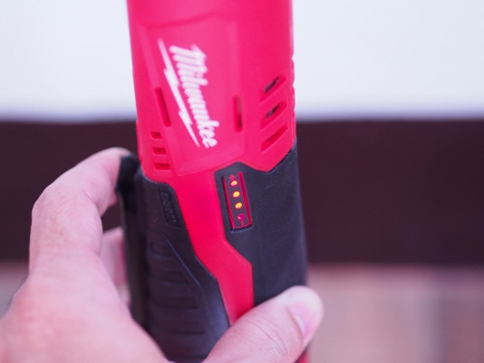 บล็อกก๊อกแก๊กไฟฟ้าไร้สาย Milwaukee M12 2415-70 หัวขนาด 3/8" พร้อมแท่นชาร์จและแบ็ต