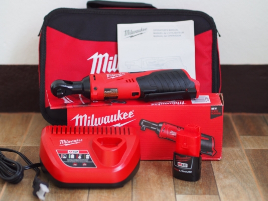 บล็อกก๊อกแก๊กไฟฟ้าไร้สาย Milwaukee M12 2415-70 หัวขนาด 3/8" พร้อมแท่นชาร์จและแบ็ต