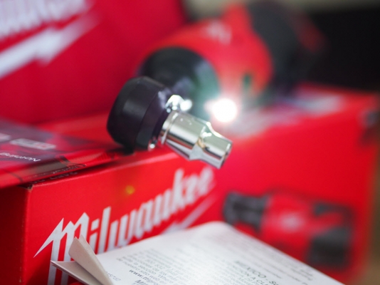 บล็อกก๊อกแก๊กไฟฟ้าไร้สาย Milwaukee M12 2415-70 หัวขนาด 3/8" พร้อมแท่นชาร์จและแบ็ต