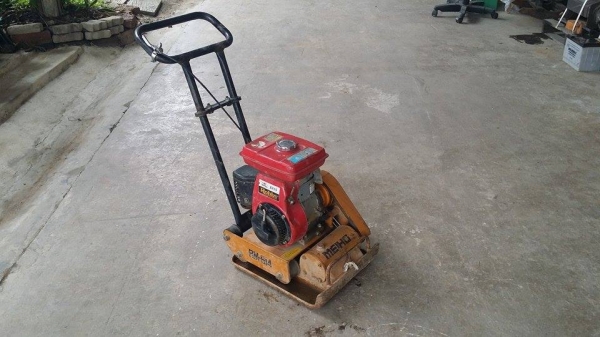 เครื่องตบดิน ROBIN รุ่น EY15  เก่าญี่ปุ่น สภาพดีพร้อมใช้งาน สามารถใช้ตบหรืออัดเนื้อดินให้แน่น ช่วยประหยัดแรงและเวลาในการอัดหน้าดิน  ไม่เคยใช้งานในไทย