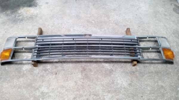 ขาย กระจังหน้ารถตู้ toyota hiace lh51