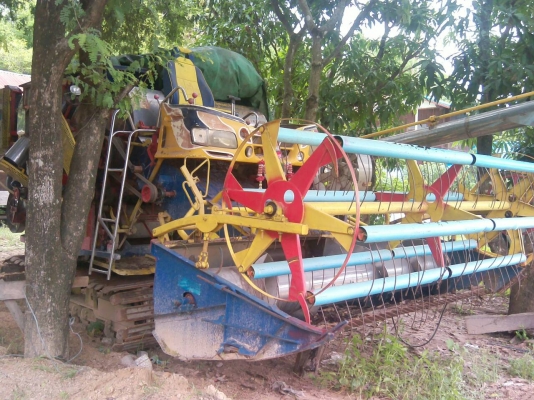 ขายรถเกี่ยวข้าวเกษตรพัฒนาแบบอุ่มสภาพพร้อมใช้เอกสารพร้อมสภาพ80\%สวยมาก