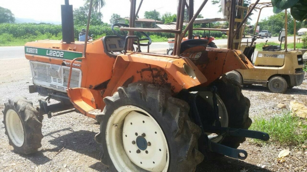 (ฝากขายครับ)  KUBOTA  L 2202 ( 2 WD) ไม่เยิ้ม เครื่องดี. เกียร์ดี. ไฮโดรลิก ดีครับ