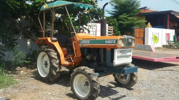 (ฝากขายครับ)  KUBOTA  L 2202 ( 2 WD) ไม่เยิ้ม เครื่องดี. เกียร์ดี. ไฮโดรลิก ดีครับ