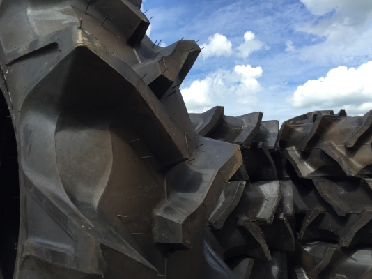 ขายยางรถไถใหม่เบอร์ 13.6-26 ยกคู่ อยากได้ราคาส่งโทรคุยกันครับ ขายยางรถไถใหม่เบอร์ 13.6-26 ยกคู่ อยากได้ราคาส่งโทรคุยกันครับ