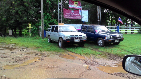 ขายรถนิสสันสี่ประตูหลวง สภาพดี ทะเบียนพร้อมโอน