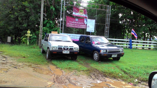 ขายรถนิสสันสี่ประตูหลวง สภาพดี ทะเบียนพร้อมโอน