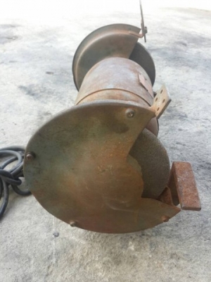 ขายเครื่องหินเจียรพร้อมหินขัด ยี่ห้อGrinder ขายตามสภาพ เก่านอกตามในภาพ ใช้ไฟ 110V สภาพพร้อมใช้ 3,900 บ.(ราคาตามนี้พร้อมส่งทางไปรษณีย์ทั่วไทย ถ้ามารับเองราคาสามารถลดได้อีก)