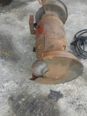 ขายเครื่องหินเจียรพร้อมหินขัด ยี่ห้อGrinder ขายตามสภาพ เก่านอกตามในภาพ ใช้ไฟ 110V สภาพพร้อมใช้ 3,900 บ.(ราคาตามนี้พร้อมส่งทางไปรษณีย์ทั่วไทย ถ้ามารับเองราคาสามารถลดได้อีก)