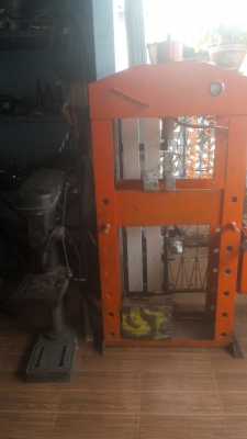 แท่นอัดไฮโดลิค 30ตันกับสว่านแท่นใช้งานได้ปกติ