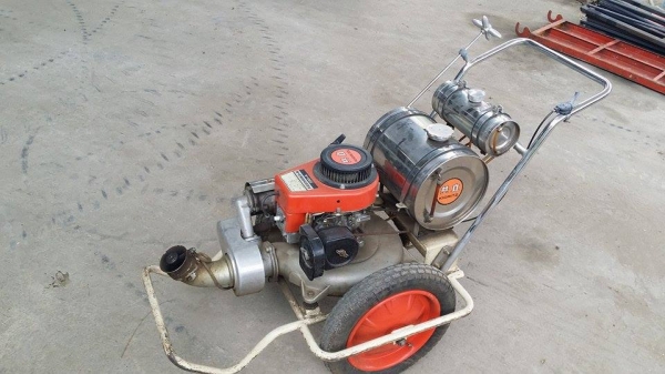 เครื่องพ่นยาแบบรถเข็นเก่าญี่ปุ่น KIORITZ รุ่น FM-4  สภาพดี เครื่องพร้อมใช้งาน  ขนาดกระทัดรัด  ช่วยให้การพ่นยาง่าย รวดเร็ว และเบาแรงขึ้น